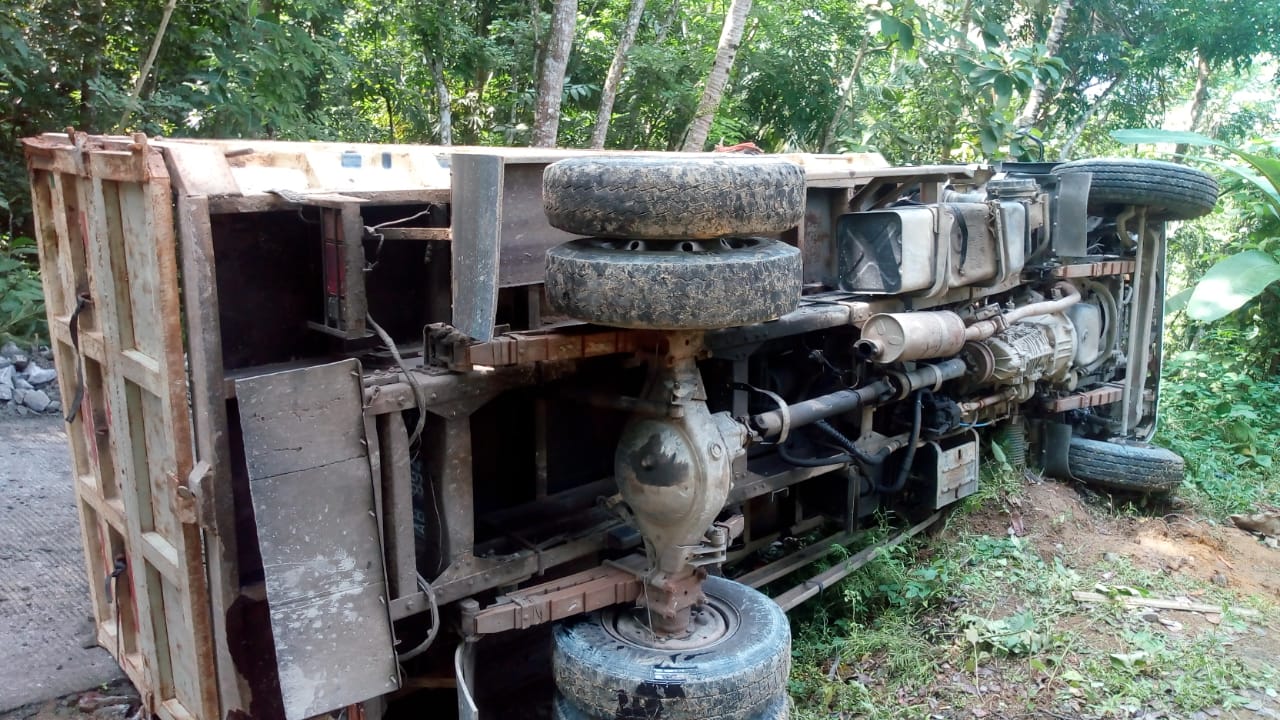 Truk Terguling Di Wilayah Gunung Rego
